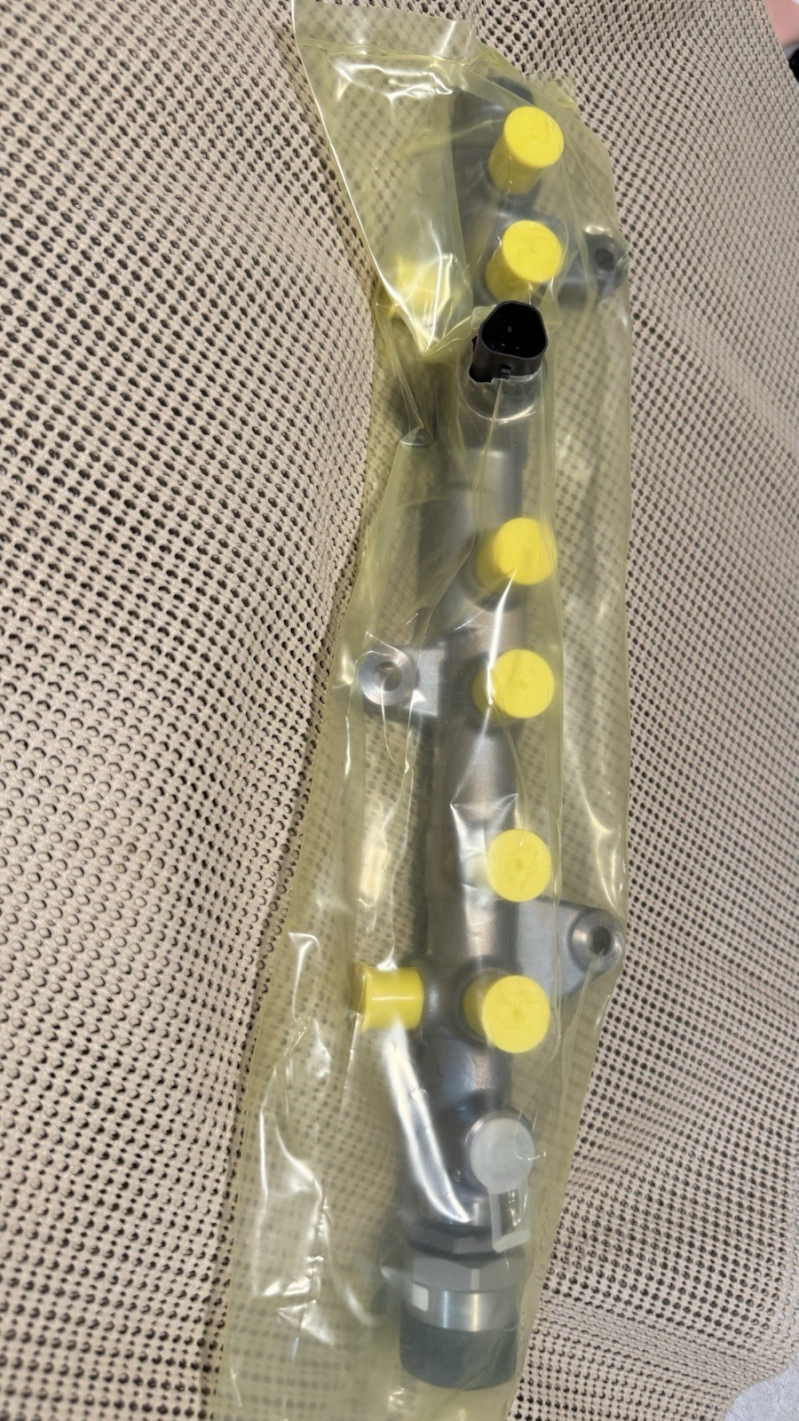 68447760AA NEW MOPAR FUEL RAIL 2019-2020 RAM 2500 / 3500 5348915 0445226167