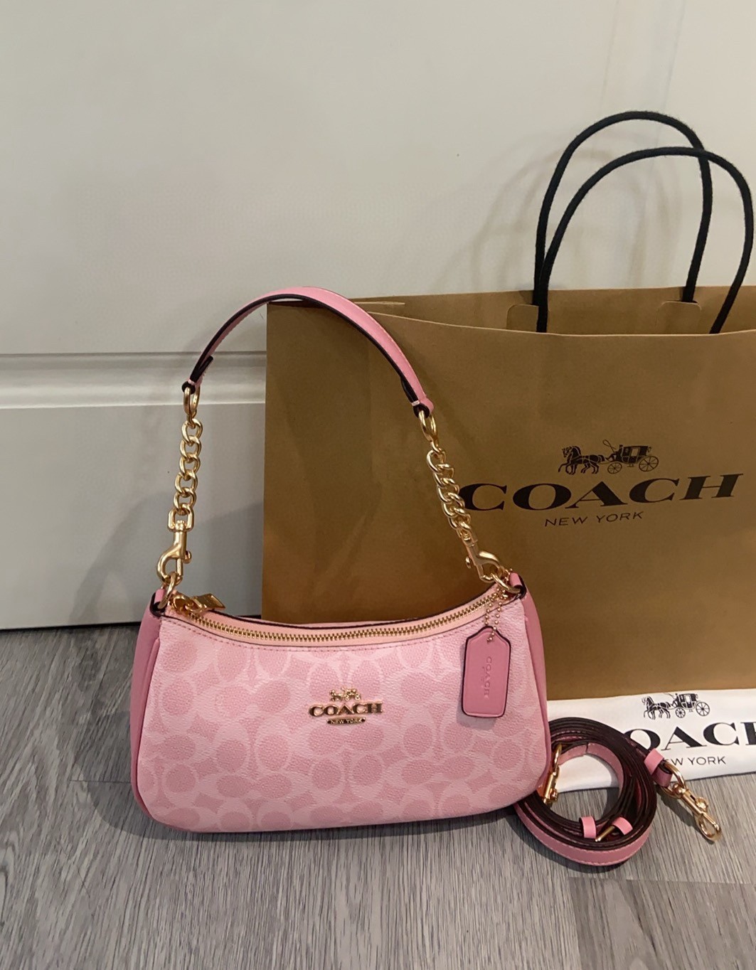 New pink CV933 Shoulder In Signature Canvas outlet Shoulder Bag