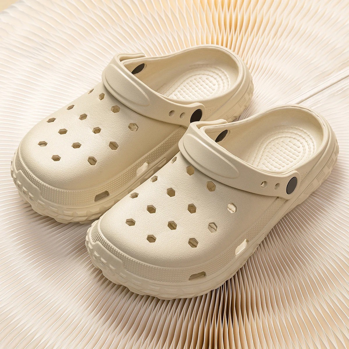 Crocs Classic Clog Unisex Slip On Women/Men Ultra Light Water-Friendly Sandal Crocs Classic Clog Unisex Slip On Women/Men Ultra Light Water-Friendly Sandal
