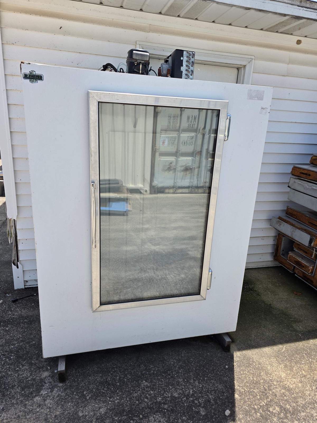 Used Leer 401UA33MG Model 40 Glass Door Indoor Ice Merchandiser Freezer - 115V