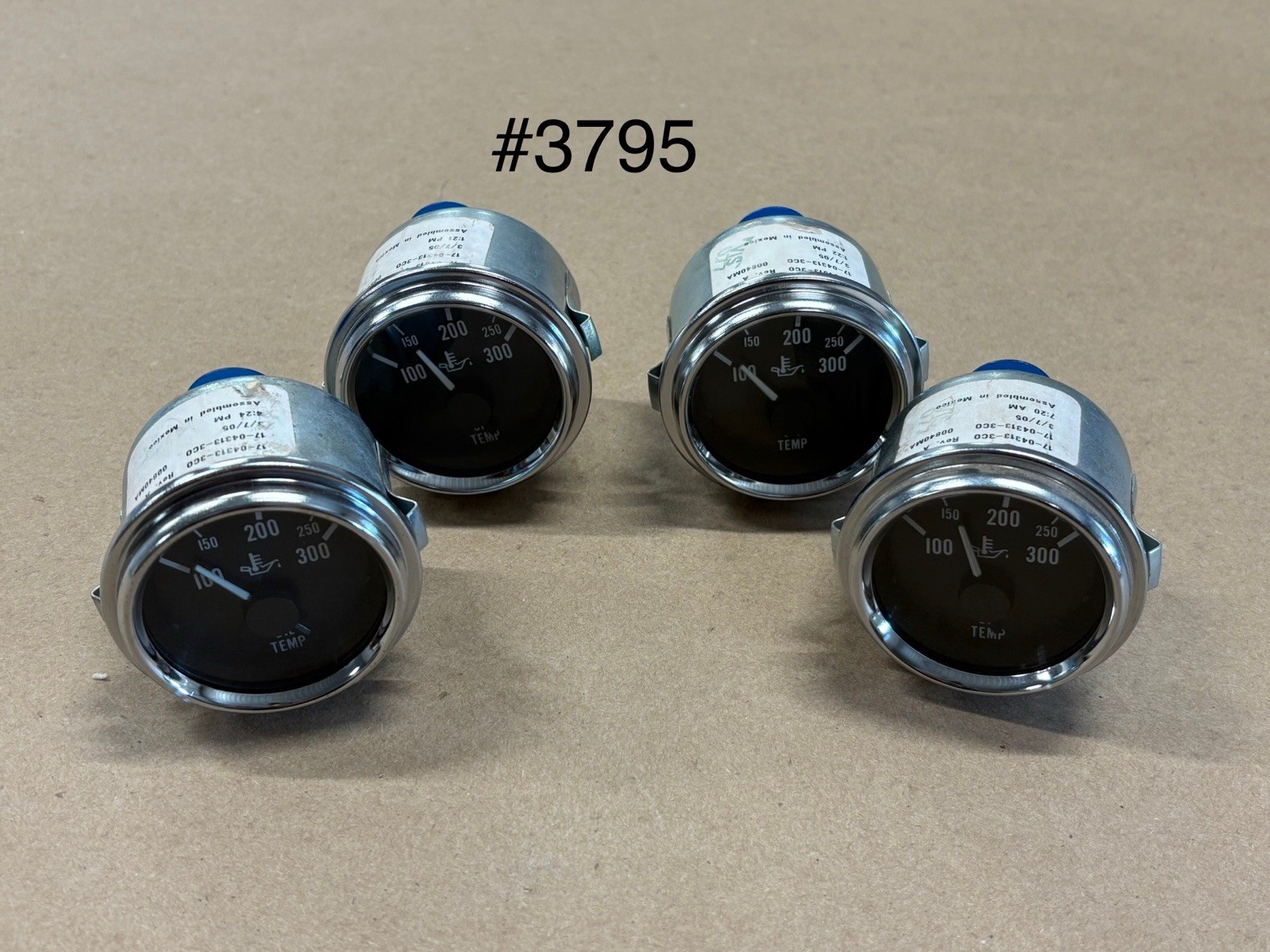 Lot of 4 - NOS Peterbilt 17-04313-3C0 Engine Oil Temperature Gauge New Lot of 4 - NOS Peterbilt 17-04313-3C0 Engine Oil Temperature Gauge New