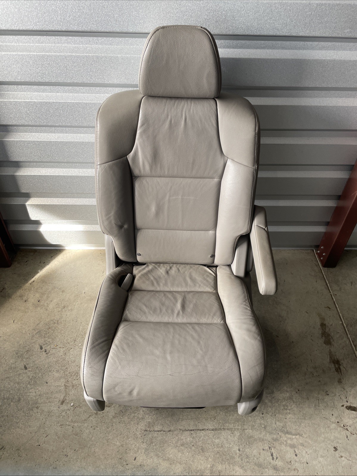 2011-2017 Honda Odyssey Second Row Left Seat Light Grey Leather 2011-2017 Honda Odyssey Second Row Left Seat Light Grey Leather