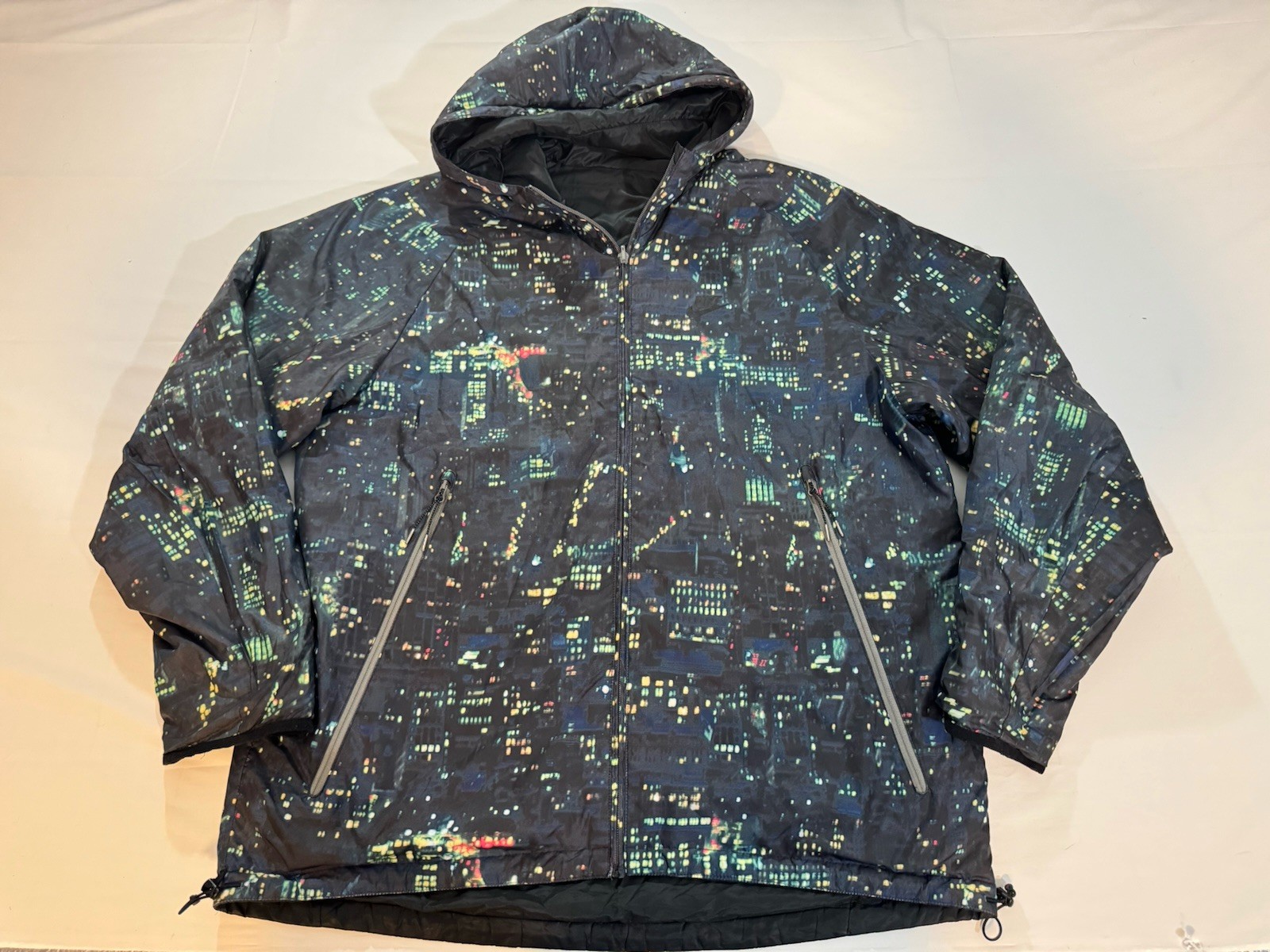 Nike Men\'s Black/Multicolor Cityscape Reversible Hooded Full-Zip Windbreaker XXL Nike Men\'s Black/Multicolor Cityscape Reversible Hooded Full-Zip Windbreaker XXL