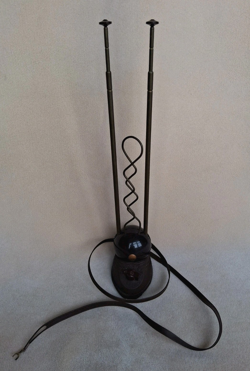 Vintage Art Deco TV Antenna MCM Space Age Atomic Bakelite & Cast Iron Base 1950s Vintage Art Deco TV Antenna MCM Space Age Atomic Bakelite & Cast Iron Base 1950s