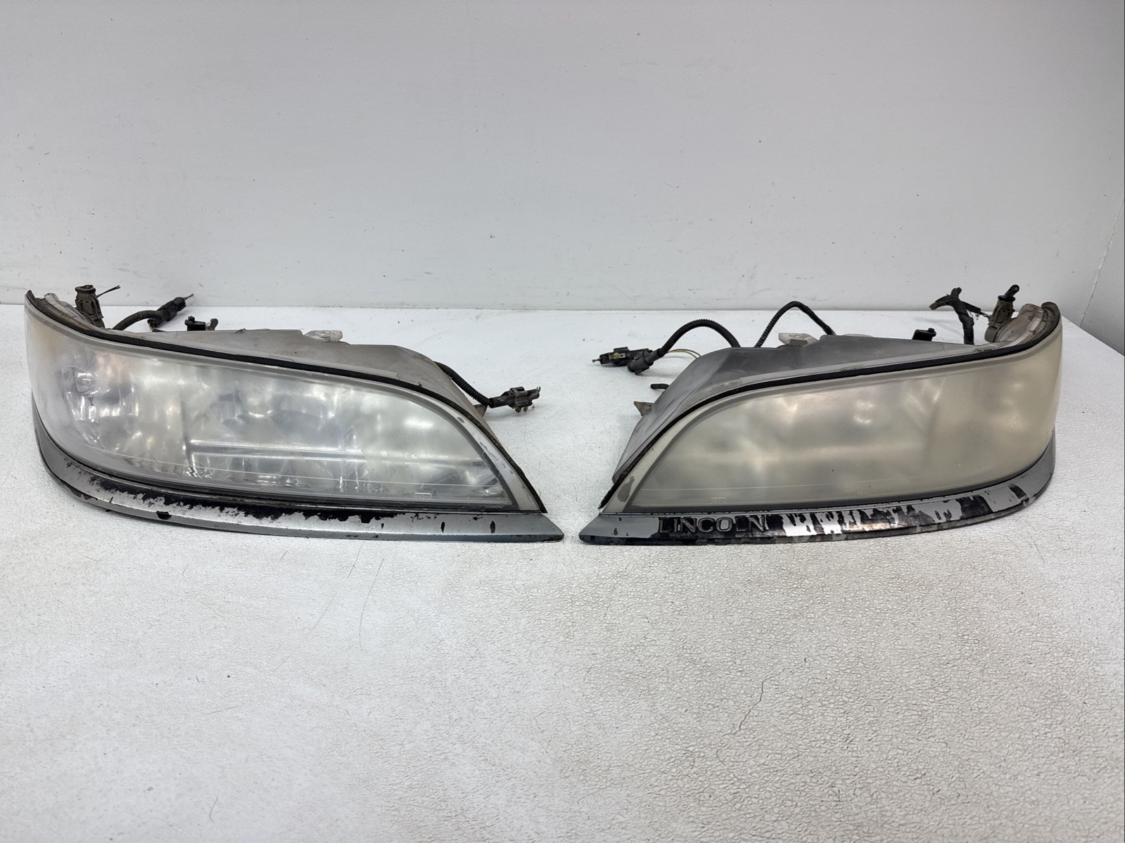 97-98 Lincoln Mark VIII 8 HID XENON Driver & Passenger  Headlight Set Pair 19013