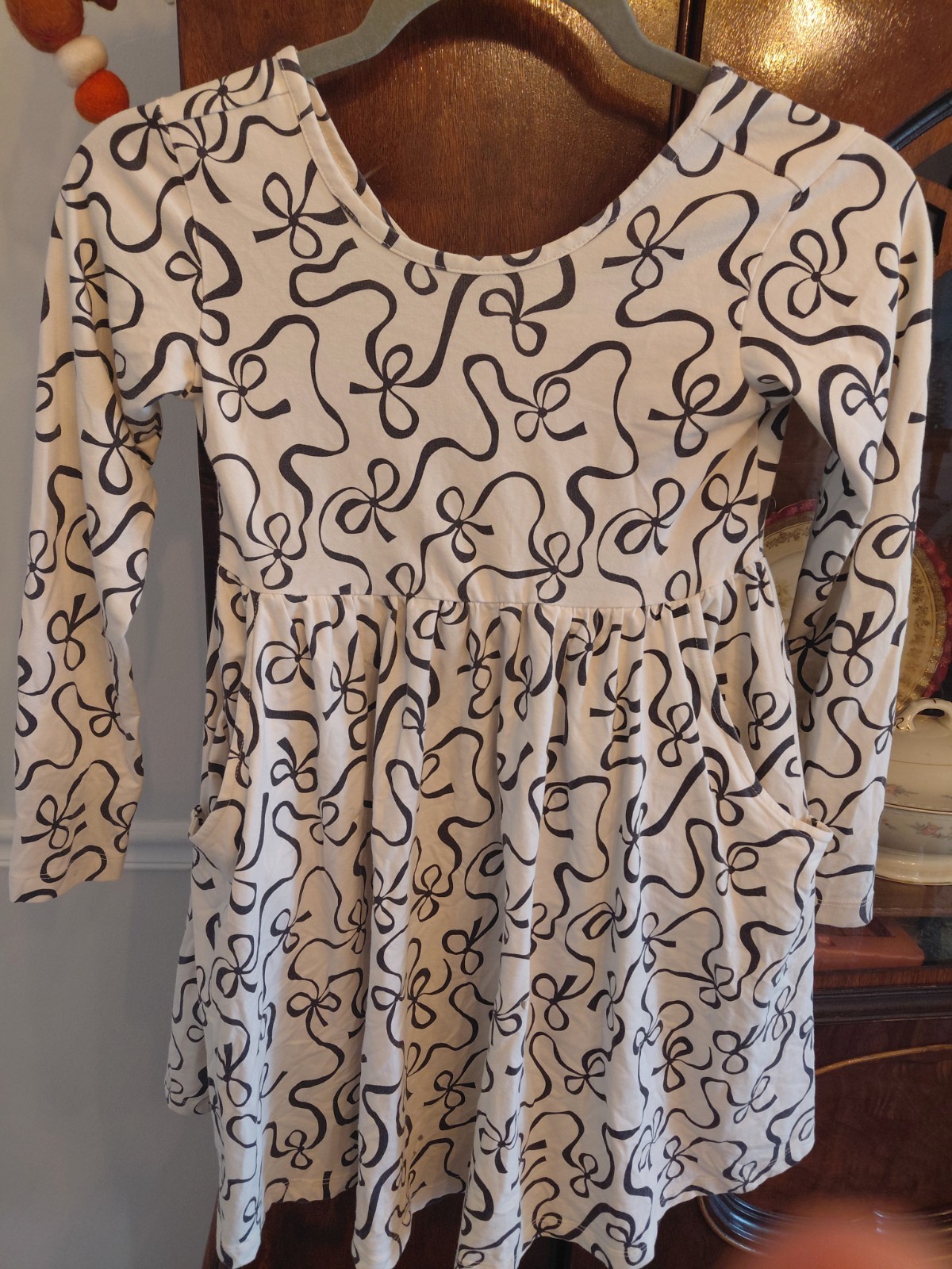 Girls dress size 8. Hanna Andersson. Ivory holiday dress with black bows Girls dress size 8. Hanna Andersson. Ivory holiday dress with black bows
