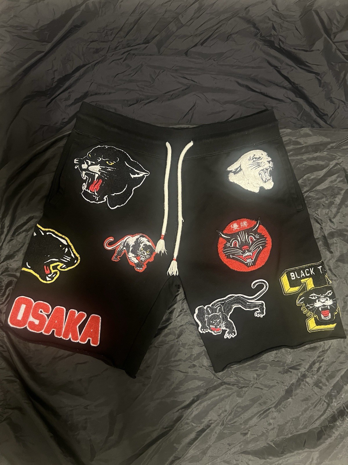 iro·ochi Mens Black Graphic Panther/OSAKA Embroidered Sweat Shorts Size L