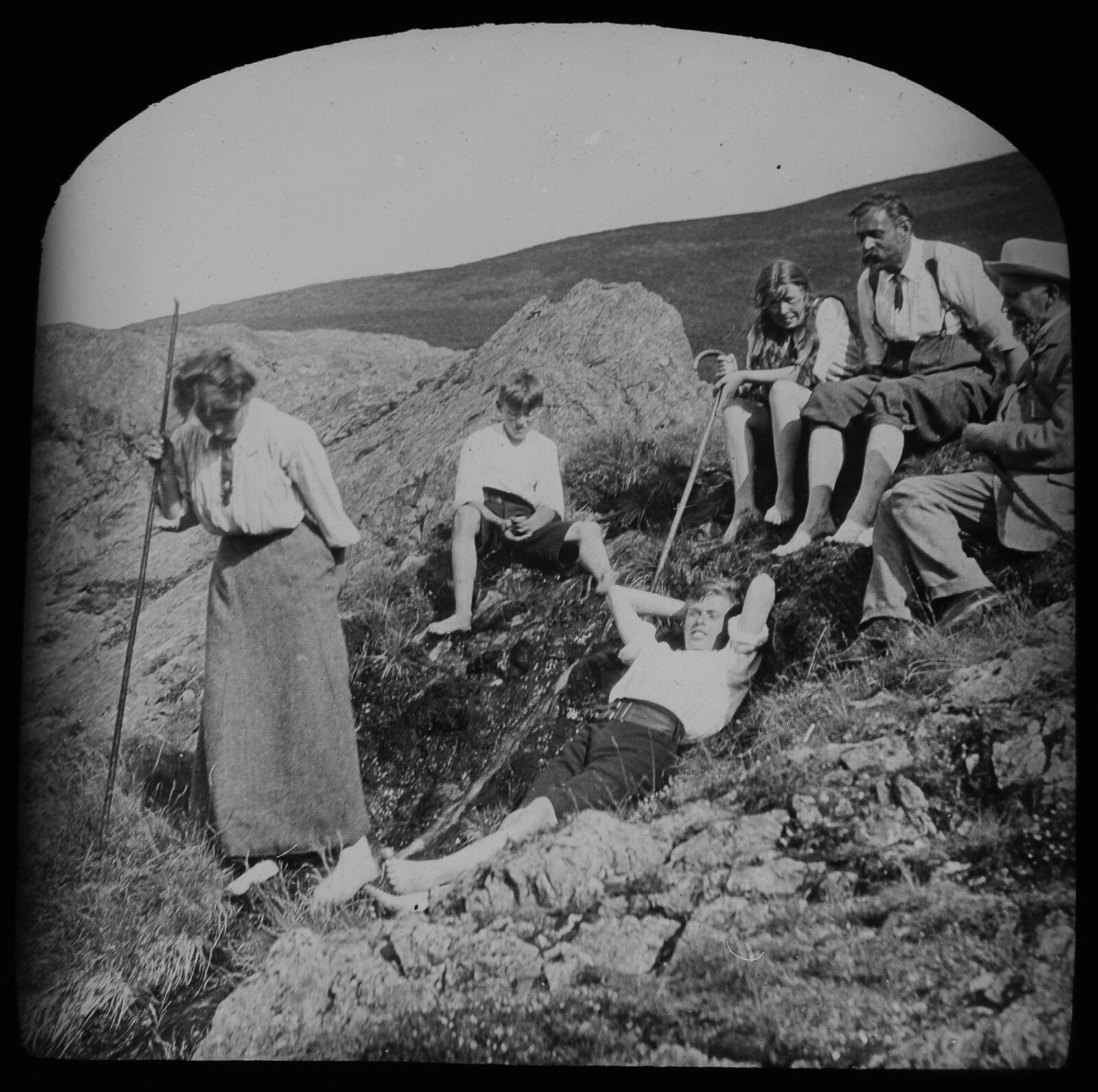 ANTIQUE Magic Lantern Slide WALKERS RESTING C1910 EDWARDIAN PHOTO FAMILY ANTIQUE Magic Lantern Slide WALKERS RESTING C1910 EDWARDIAN PHOTO FAMILY