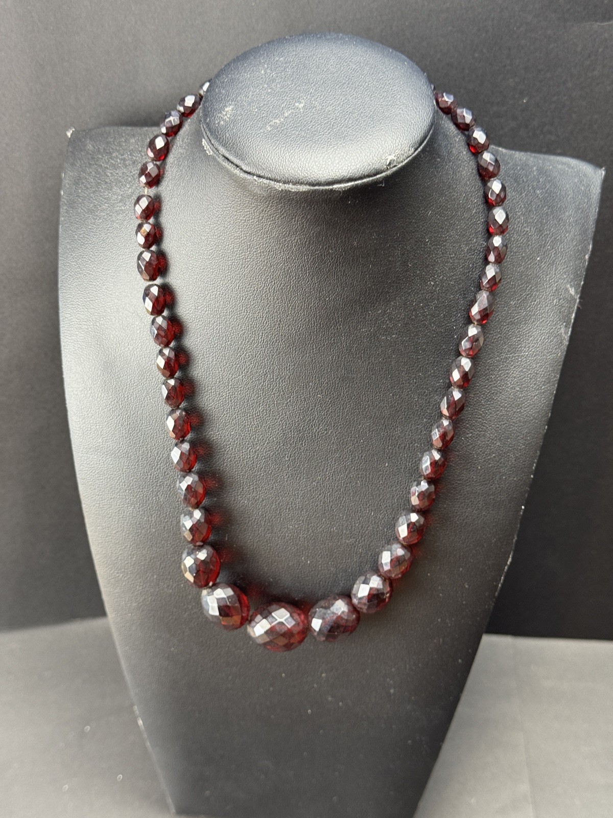 Vintage Cherry Red ‘Amber’ Bakelite Faceted Necklace w 9ct Gold Clasp. Vintage Cherry Red ‘Amber’ Bakelite Faceted Necklace w 9ct Gold Clasp.