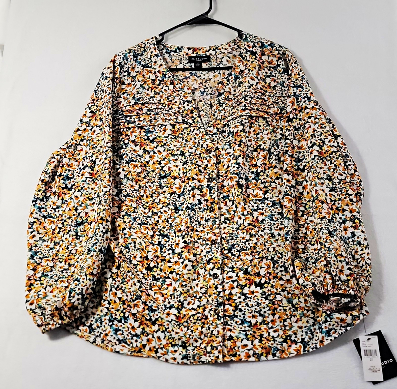 I.N. Studio Women\'s 2X Plus Floral Multicolor Button V-Neck Puff Blouse NWT. I.N. Studio Women\'s 2X Plus Floral Multicolor Button V-Neck Puff Blouse NWT.