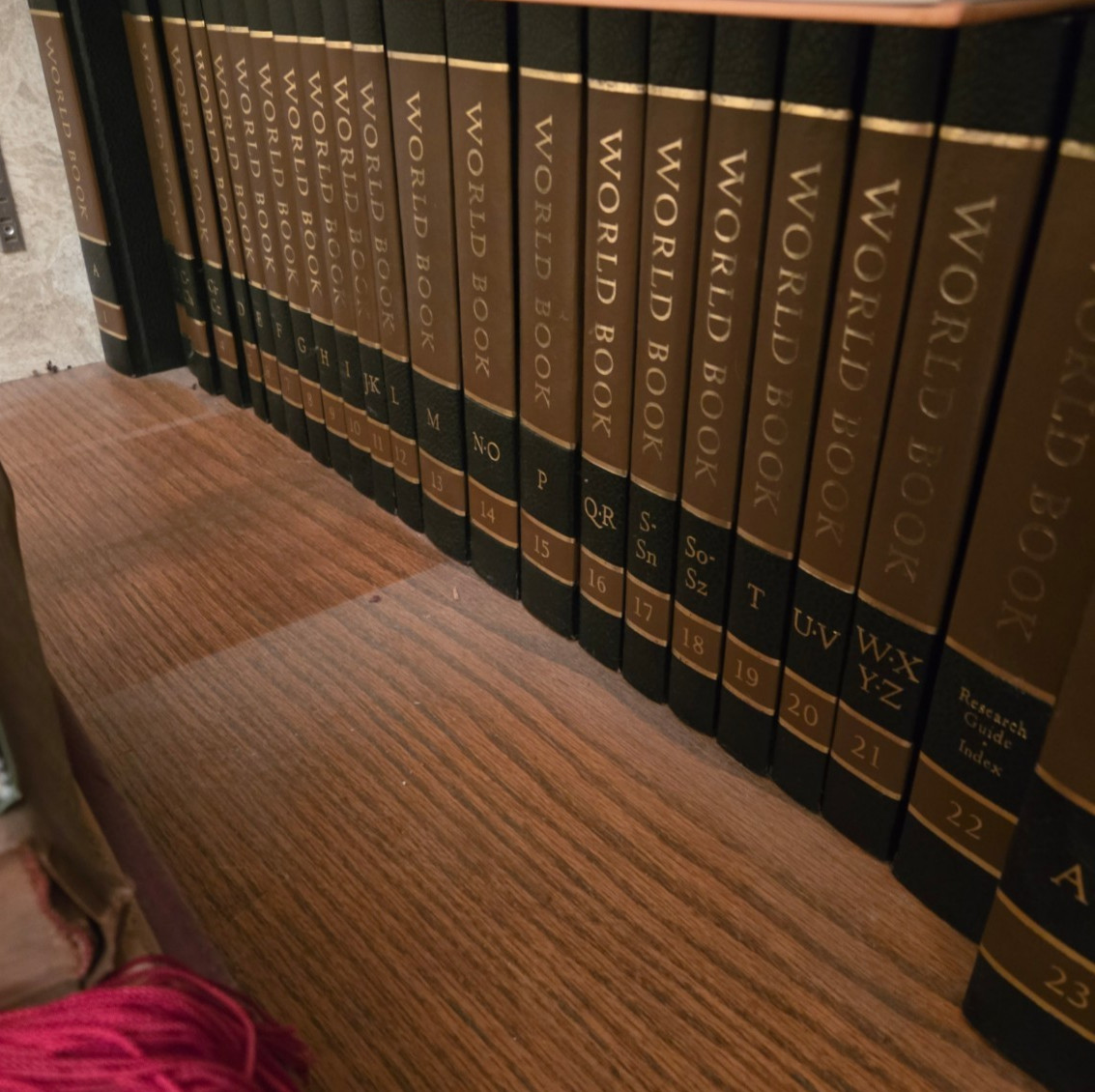 The Encyclopedia Britannica Complete Set of 24 Hardcover Volumes c 1981 The Encyclopedia Britannica Complete Set of 24 Hardcover Volumes c 1981