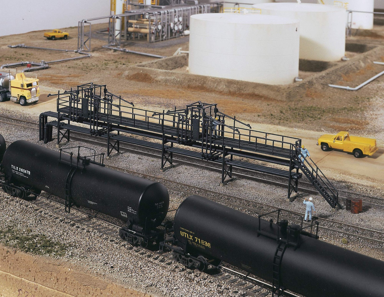 Walthers Cornerstone HO Scale Model Oil Loading Platform, 8 Walthers Cornerstone HO Scale Model Oil Loading Platform, 8