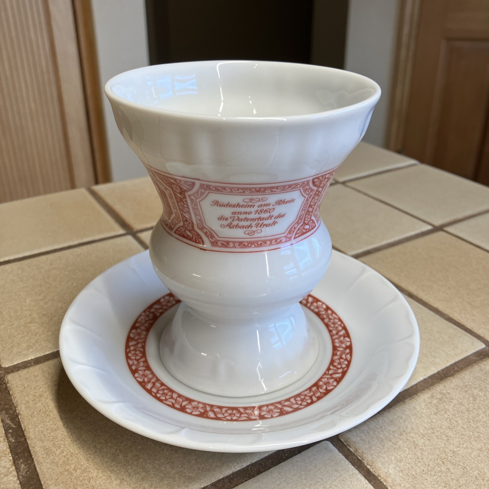 RASTAL GRENZHAUSEN RUDESHEIMER VINTAGE KAFFEE PORCELAIN CUP & SAUCER RED & WHITE RASTAL GRENZHAUSEN RUDESHEIMER VINTAGE KAFFEE PORCELAIN CUP & SAUCER RED & WHITE
