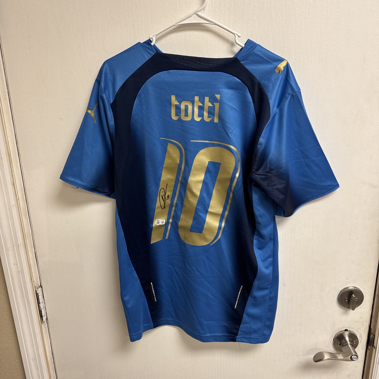Autographed/Signed Francesco Totti Italy Blue Futbol Jersey Beckett Size M Autographed/Signed Francesco Totti Italy Blue Futbol Jersey Beckett Size M