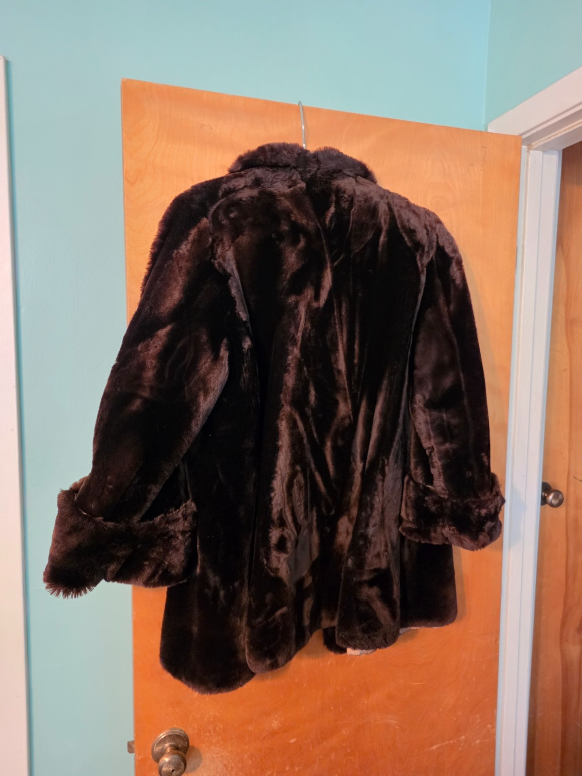 1950\'s LADY\'S FUR COAT Dark Brown Lamb Mouton Fur Coat 2 Pockets Cuffed Sleeves 1950\'s LADY\'S FUR COAT Dark Brown Lamb Mouton Fur Coat 2 Pockets Cuffed Sleeves