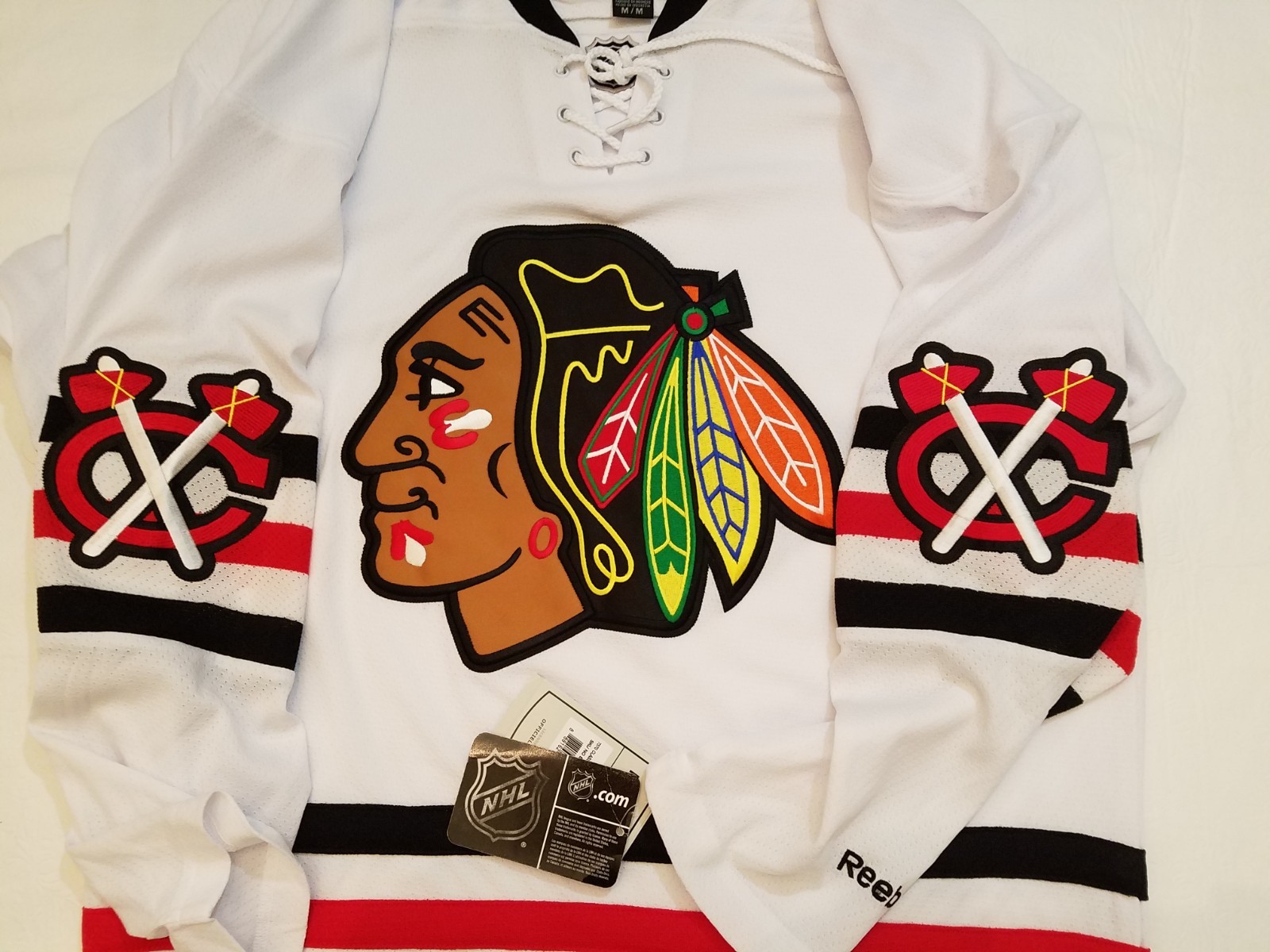 New Winter Classic Chicago Blackhawks jersey Mens Medium M Reebok White New Winter Classic Chicago Blackhawks jersey Mens Medium M Reebok White