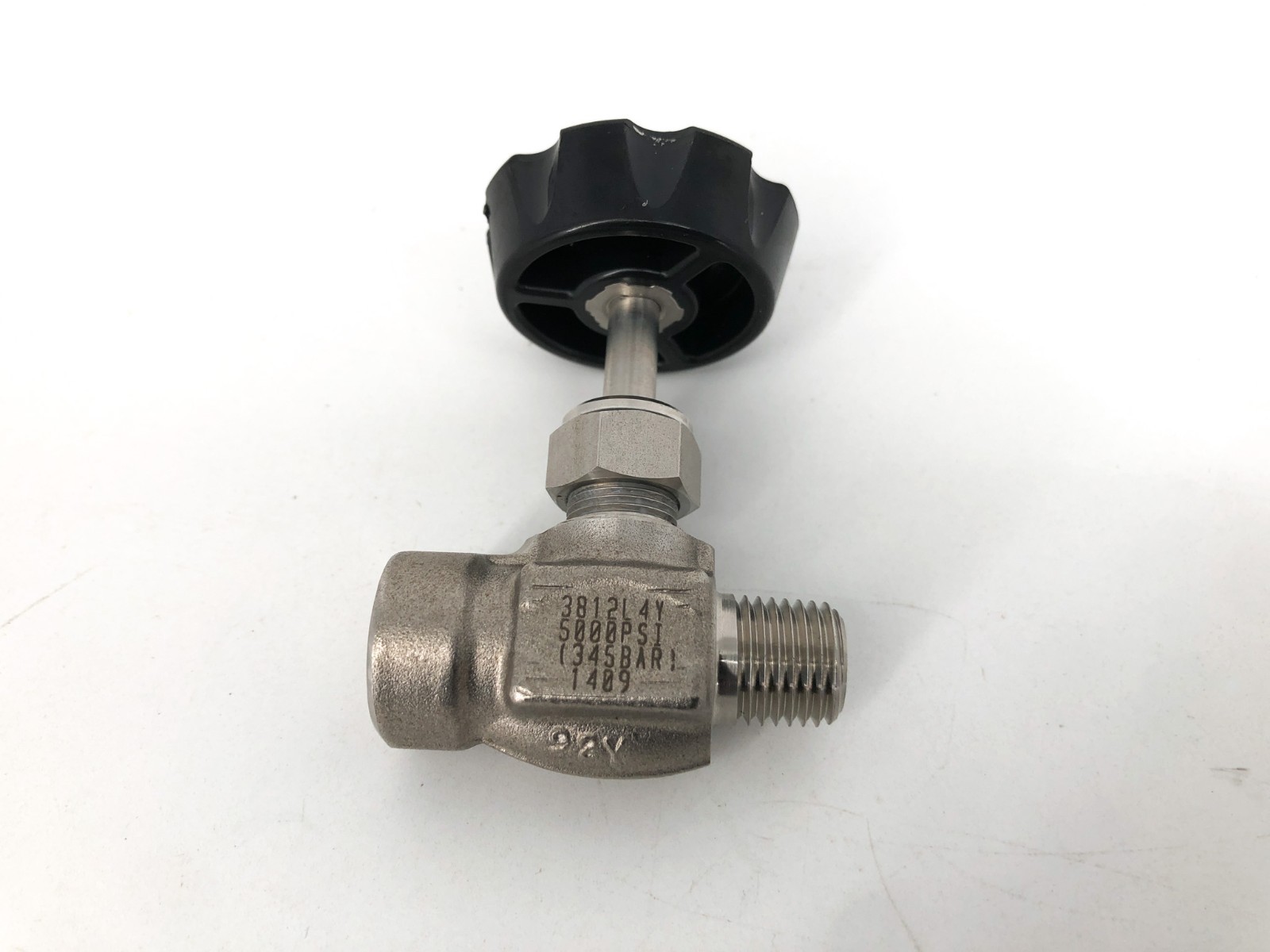 New Hoke 3812L4Y Needle Valve 5000psi 1/4in MNPT x 1/4in FNPT - No Box New Hoke 3812L4Y Needle Valve 5000psi 1/4in MNPT x 1/4in FNPT - No Box