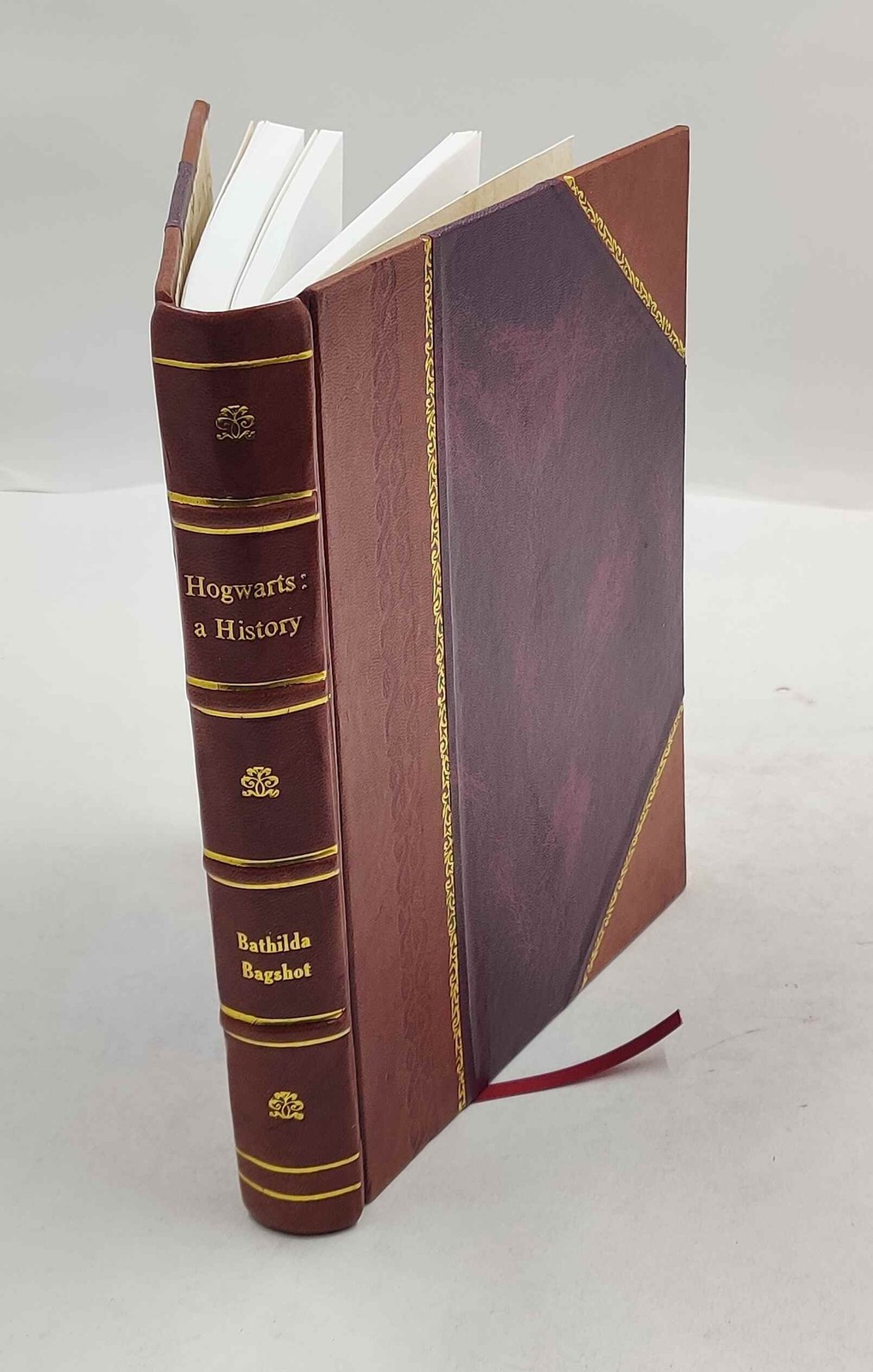 Hogwarts - A History By Bathilda Bagshot By Bathilda Bagshot [Leather Bound]