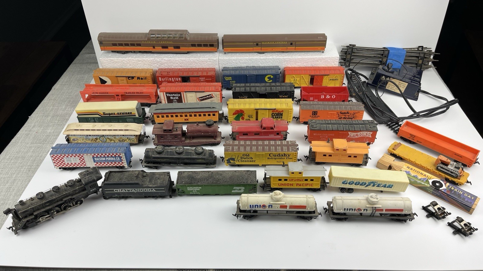Bachmann & Tyco HO Scale Assorted Electric Train Set 30 Cars + Building & Tracks