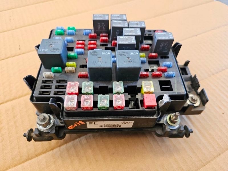 2003-2005 Chevy Silverado 1500   Engine Fuse Box Assembly OEM