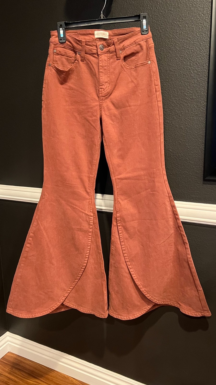 Shyanne Women\'s Rust Tulip Flare Wide Boot Leg Bell Bottom Jeans Size 28W X 32L Shyanne Women\'s Rust Tulip Flare Wide Boot Leg Bell Bottom Jeans Size 28W X 32L