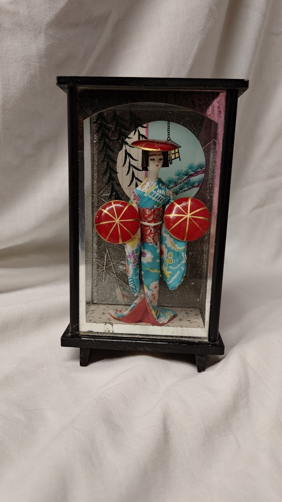 Vintage Japanese Geisha Doll in Kimono with Hats Glass Case From 1970\ Vintage Japanese Geisha Doll in Kimono with Hats Glass Case From 1970\