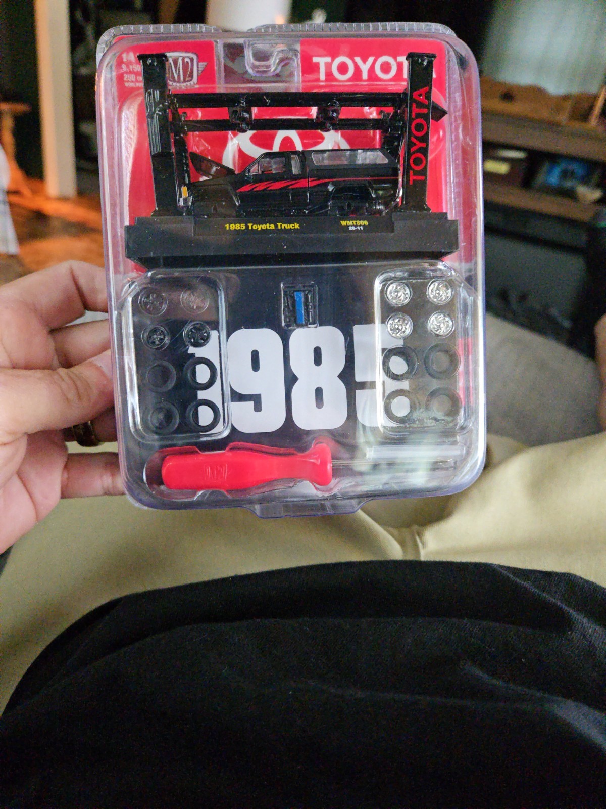 🔥 NEW RELEASE🔥 2026 M2 MACHINES TOYOTA TRUCK 1985 RMODEL KIT VHTF 🔥black🔥🔥 🔥 NEW RELEASE🔥 2026 M2 MACHINES TOYOTA TRUCK 1985 RMODEL KIT VHTF 🔥black🔥🔥