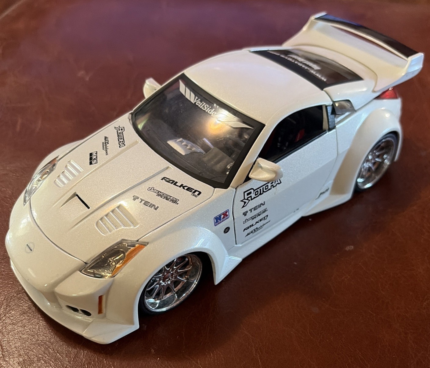 Jada Toys No. 50990–9 Nissan 350 Z Nismo 1/24 Scale White Spoiler Red Interior Jada Toys No. 50990–9 Nissan 350 Z Nismo 1/24 Scale White Spoiler Red Interior