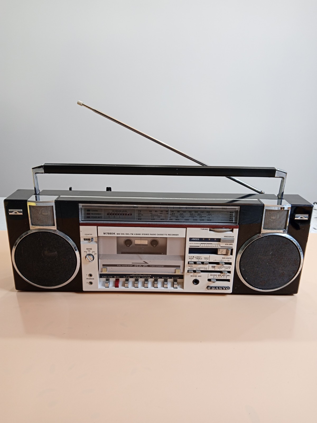 🤩 SANYO  M7880K 4‑Band Stereo Boombox Cassette Recorder – Vintage Ghettoblaster