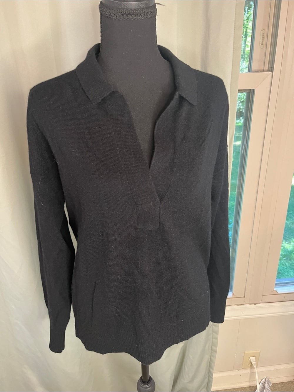 Quince Cashmere Black Collared V-Neck Women’s Sweater Medium Quince Cashmere Black Collared V-Neck Women’s Sweater Medium