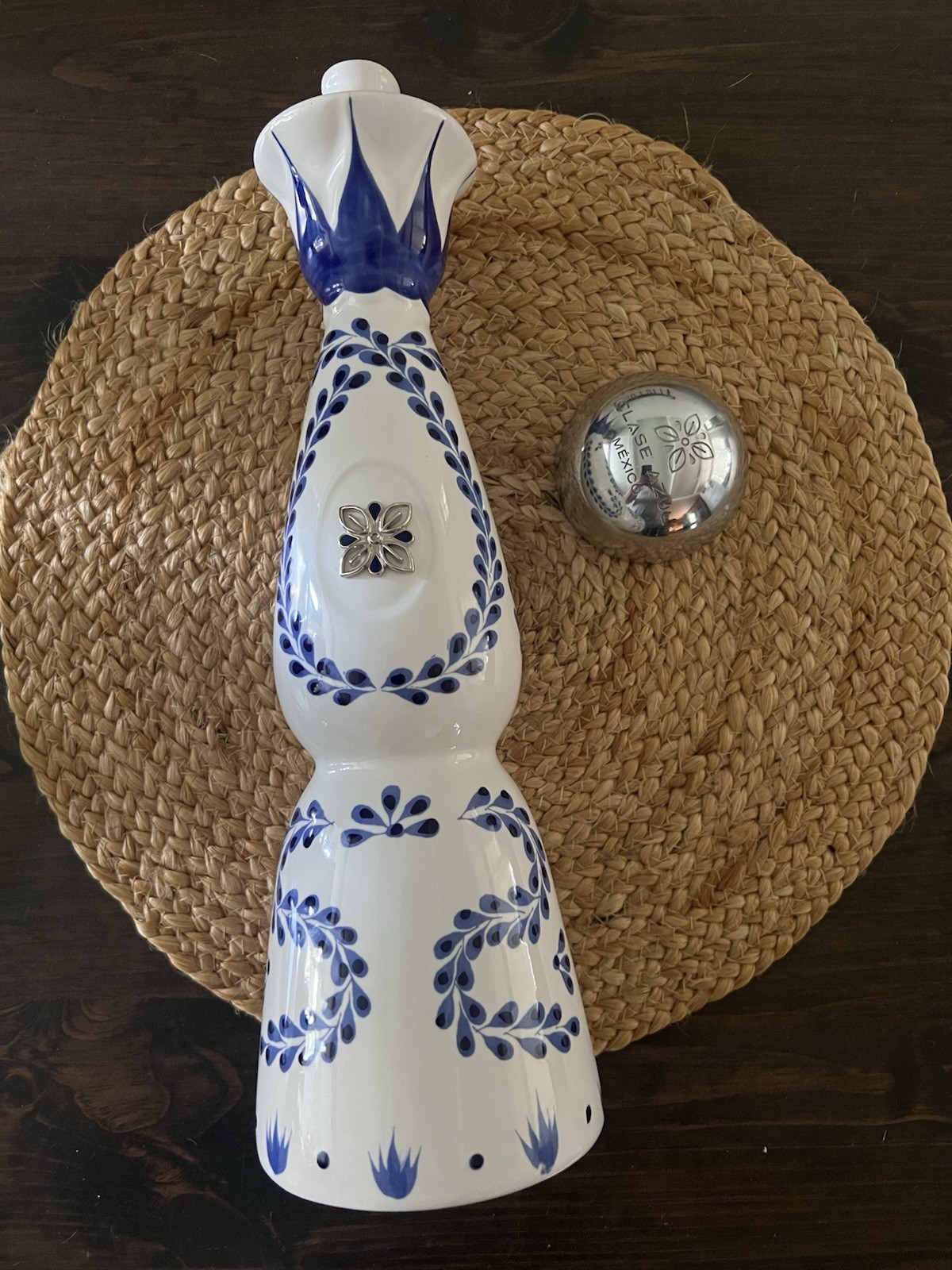 Clase Azul Reposado Tequila 750ml Collectible Blue & White Ceramic Bottle Empty Clase Azul Reposado Tequila 750ml Collectible Blue & White Ceramic Bottle Empty