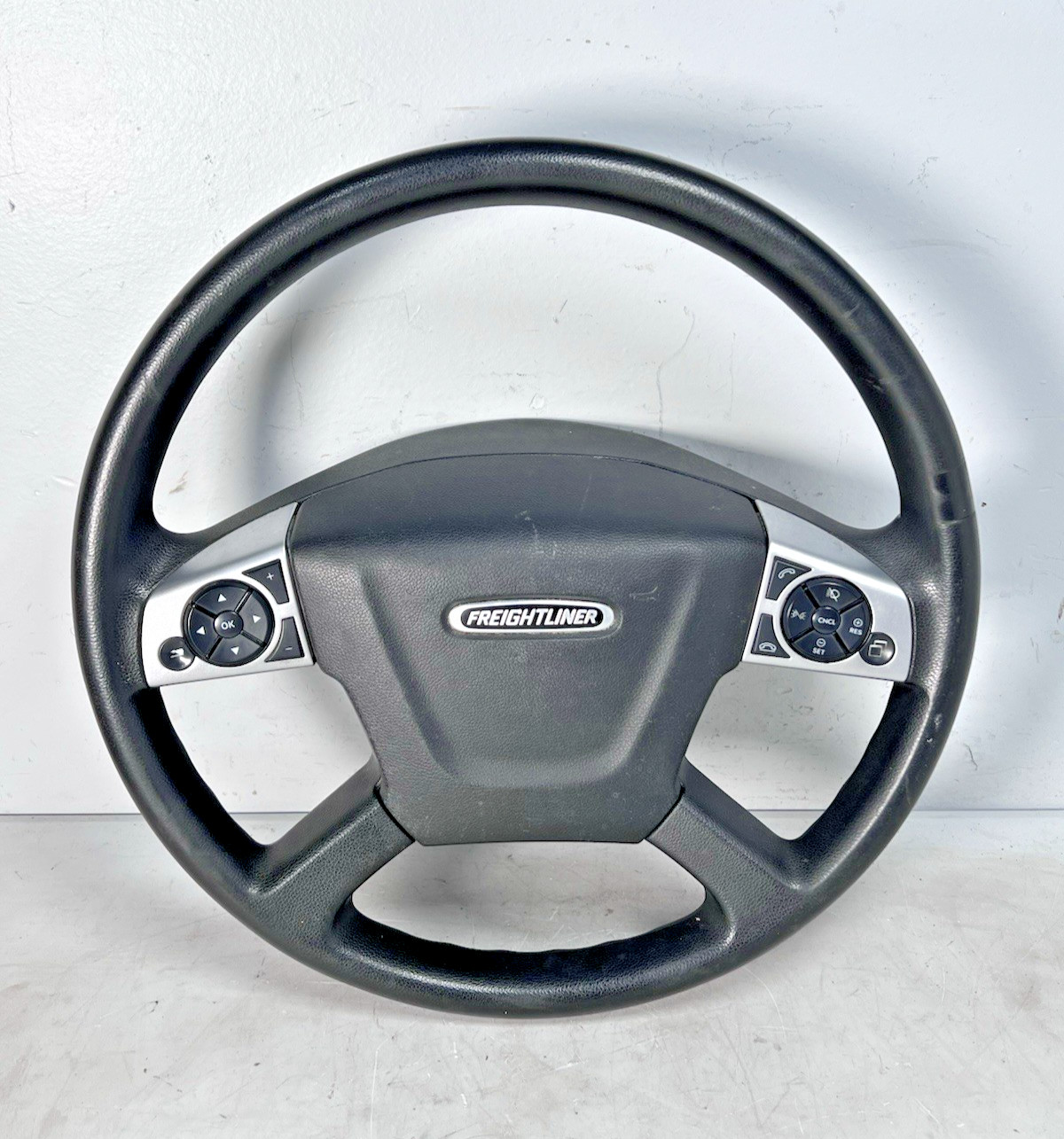 2018-2024 Freightliner Steering Wheel W/Buttons *Like New* (A14-19622-001) 