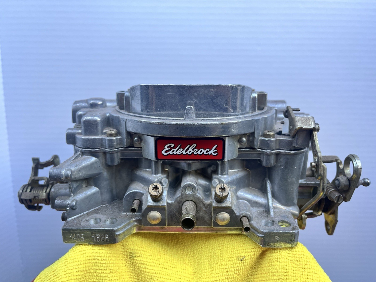 EDELBROCK CARBURETOR 1405 PERFORMER SERIES 600 CFM MADE IN USA EDELBROCK CARBURETOR 1405 PERFORMER SERIES 600 CFM MADE IN USA
