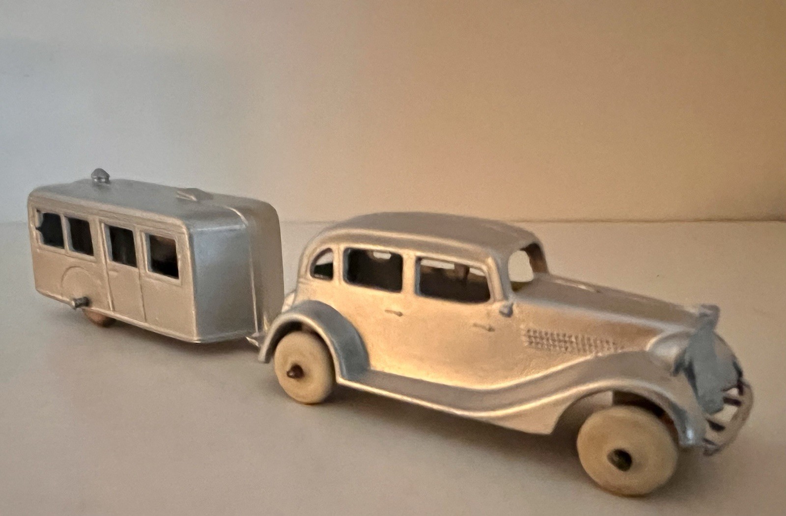 TOOTSIETOY 1935 FORD SEDAN W/TRAVEL TRAILER - SET #1043- VG -MUST SEE- HTF SET