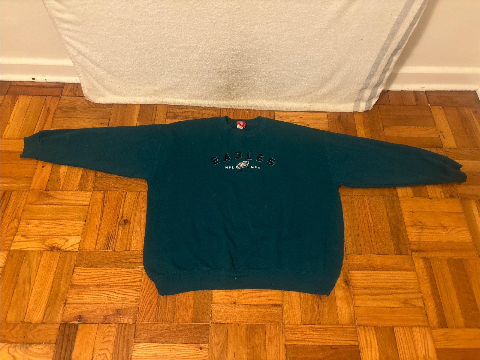Vintage Philadelphia Eagles NFL Embroidered Green Crewneck Sweatshirt 2XL Vintage Philadelphia Eagles NFL Embroidered Green Crewneck Sweatshirt 2XL