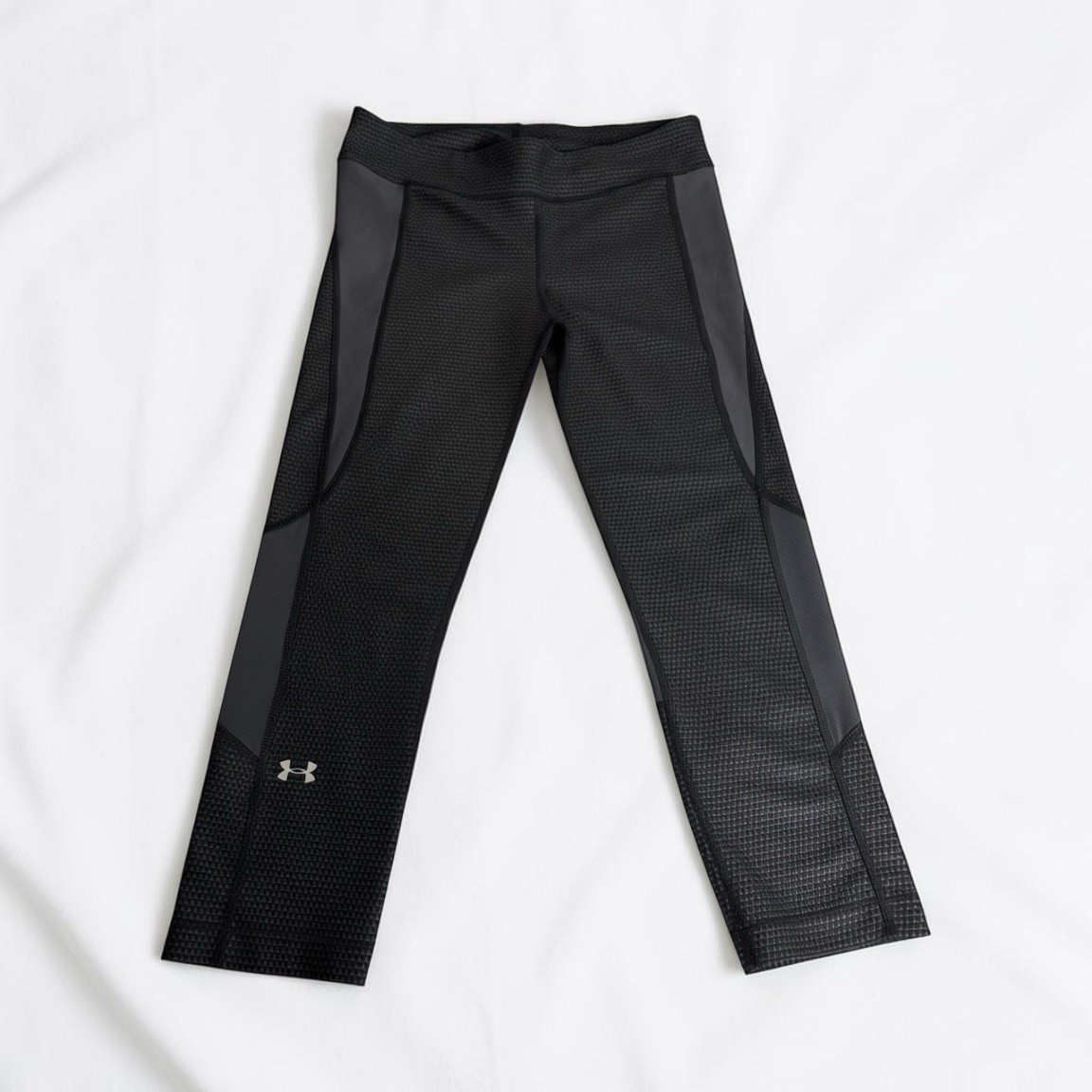 Women’s Under Armour Grid Print Cropped Workout Leggings Grey Blocked Medium Women’s Under Armour Grid Print Cropped Workout Leggings Grey Blocked Medium