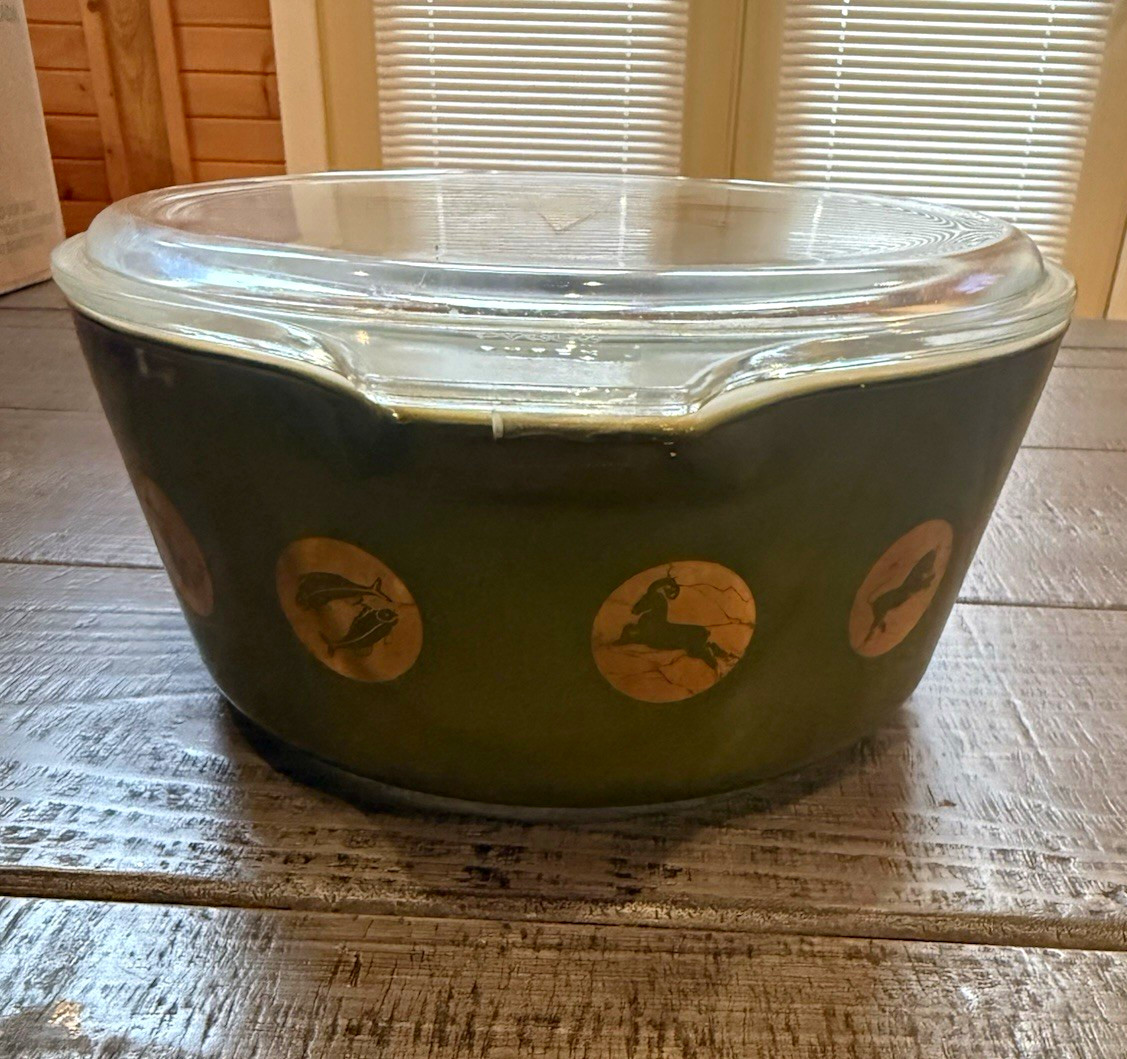 Pyrex \'Zodiac\' promotional casserole dish with lid, 2.5 quart Pyrex \'Zodiac\' promotional casserole dish with lid, 2.5 quart