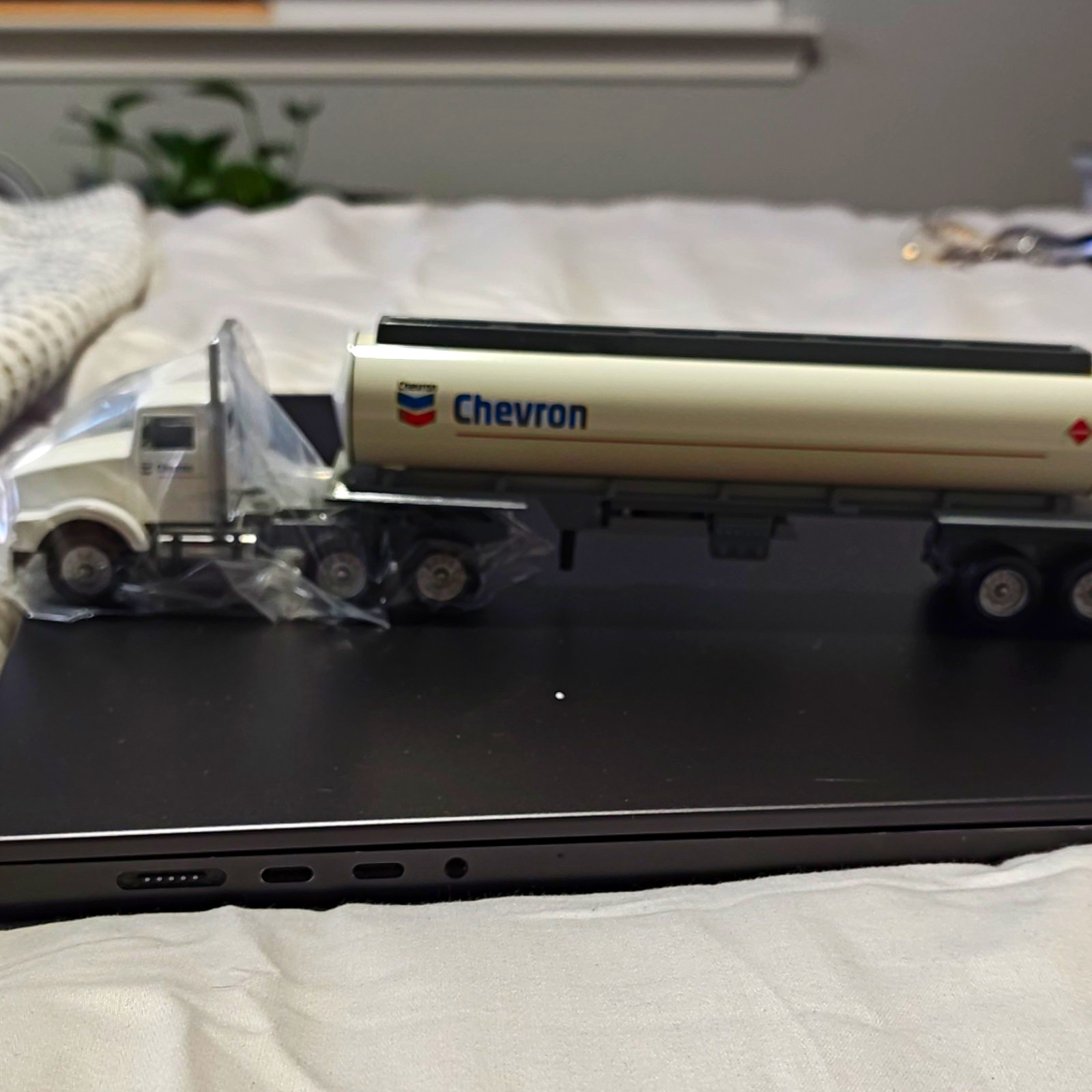 Winross Chevron 1:64 Kenworth Tanker Truck Diecast Advertising Specimen White