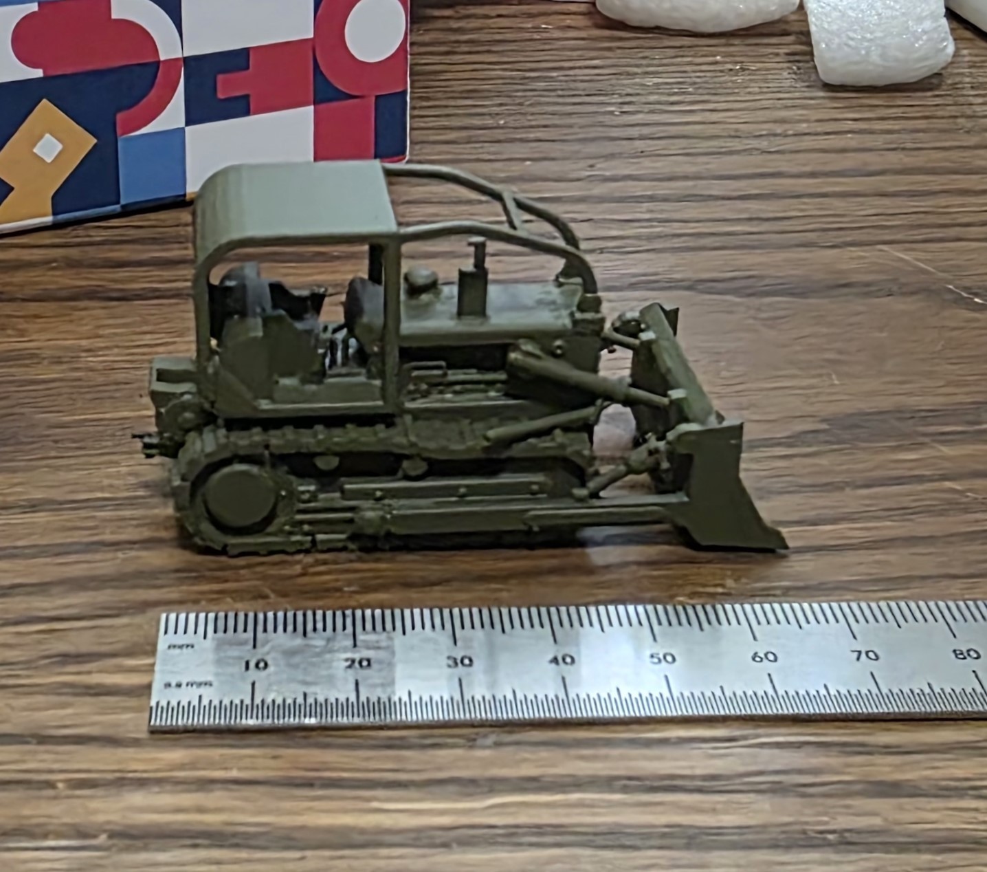 One 1/87 scale International Harvester TD-15 bulldozer , olive drab One 1/87 scale International Harvester TD-15 bulldozer , olive drab