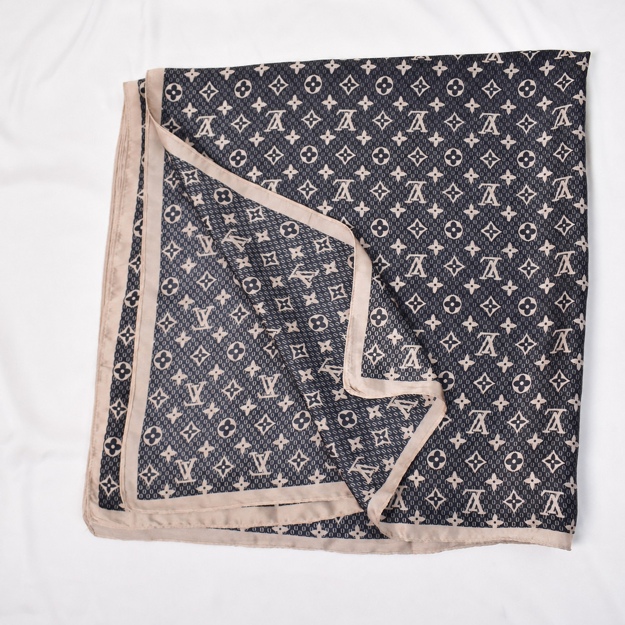 100% AUTHENTIC LOUIS VUITTON SUMMER GREY SCARF SHAWL  100%SILK PRE OWNED