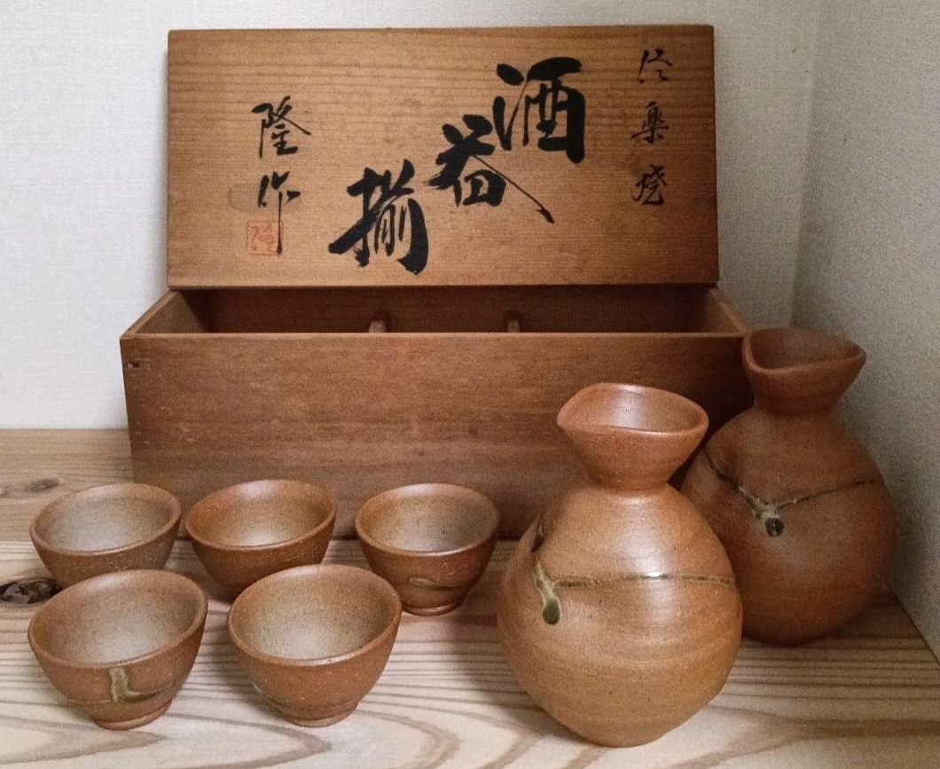 Japanese Shigaraki Ware Pottery Tokkuri 2 Sake Bottles & Ochoko 5 Cups w/ Box