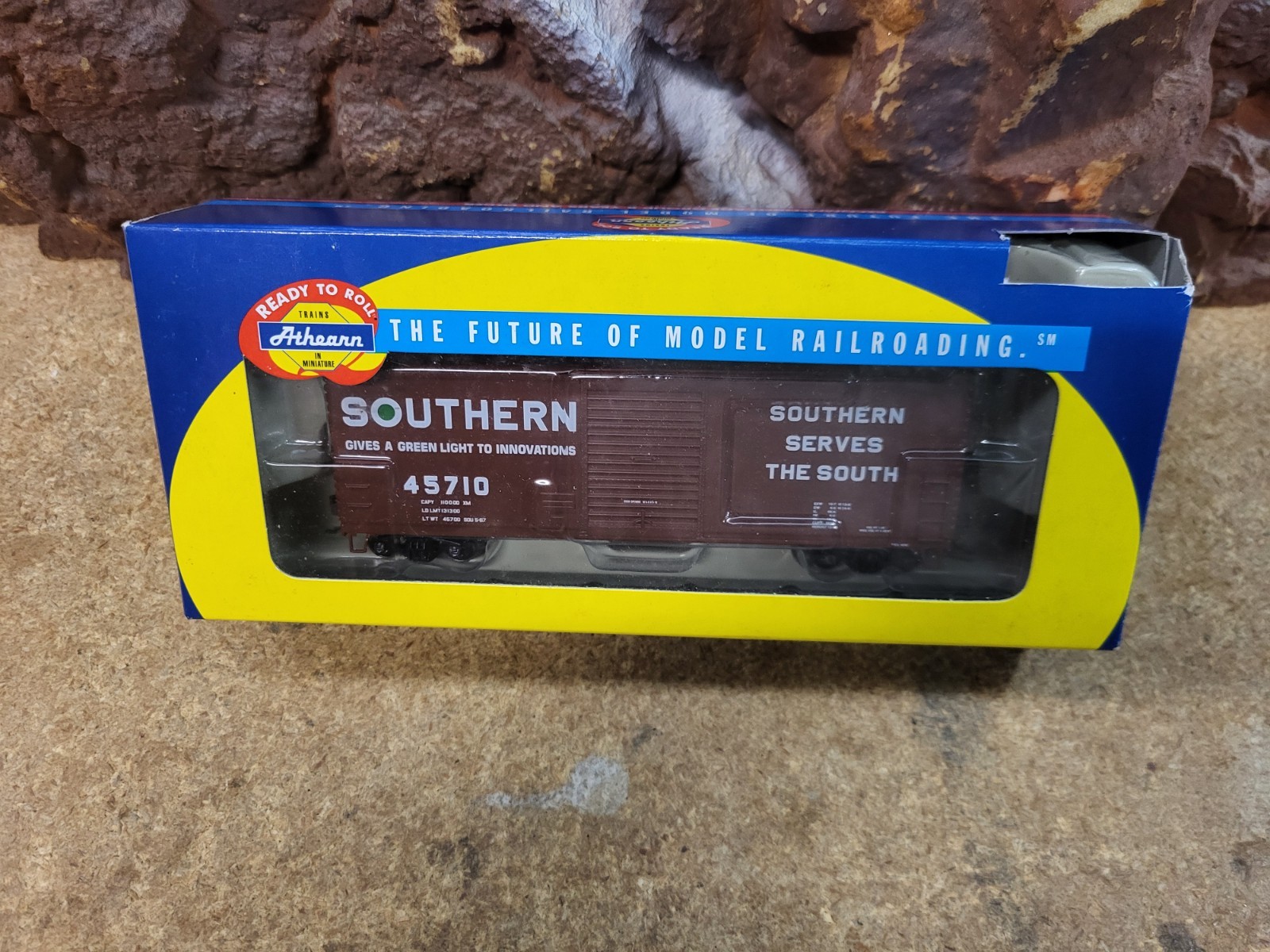 Athearn 70131 HO 40' Modernized Box Car, Southern Damaged Box ,$7/$3/$15 Ship