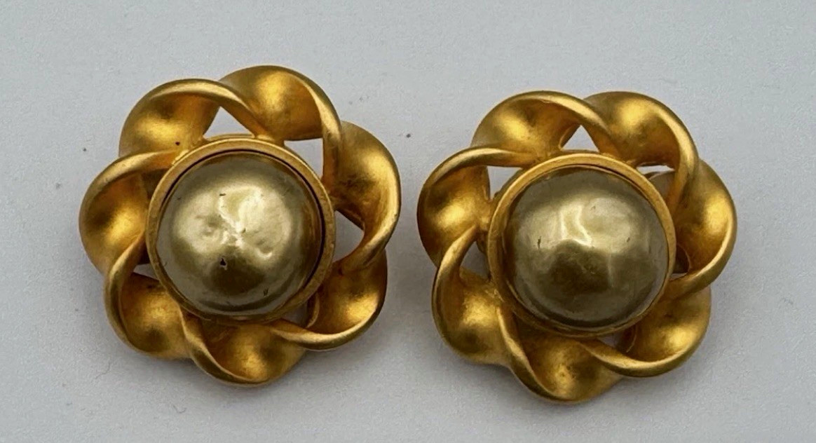 VINTAGE KL KARL LAGERFELD FAUX  PEARL Matte GOLD TONE CLIP ON EARRINGS 1.25”