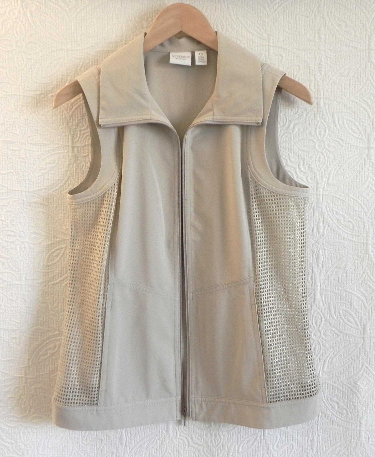 Weekends by Chicos Vest Full Zip Sleeveless Beige Mesh Trim Pockets Size 0 Weekends by Chicos Vest Full Zip Sleeveless Beige Mesh Trim Pockets Size 0