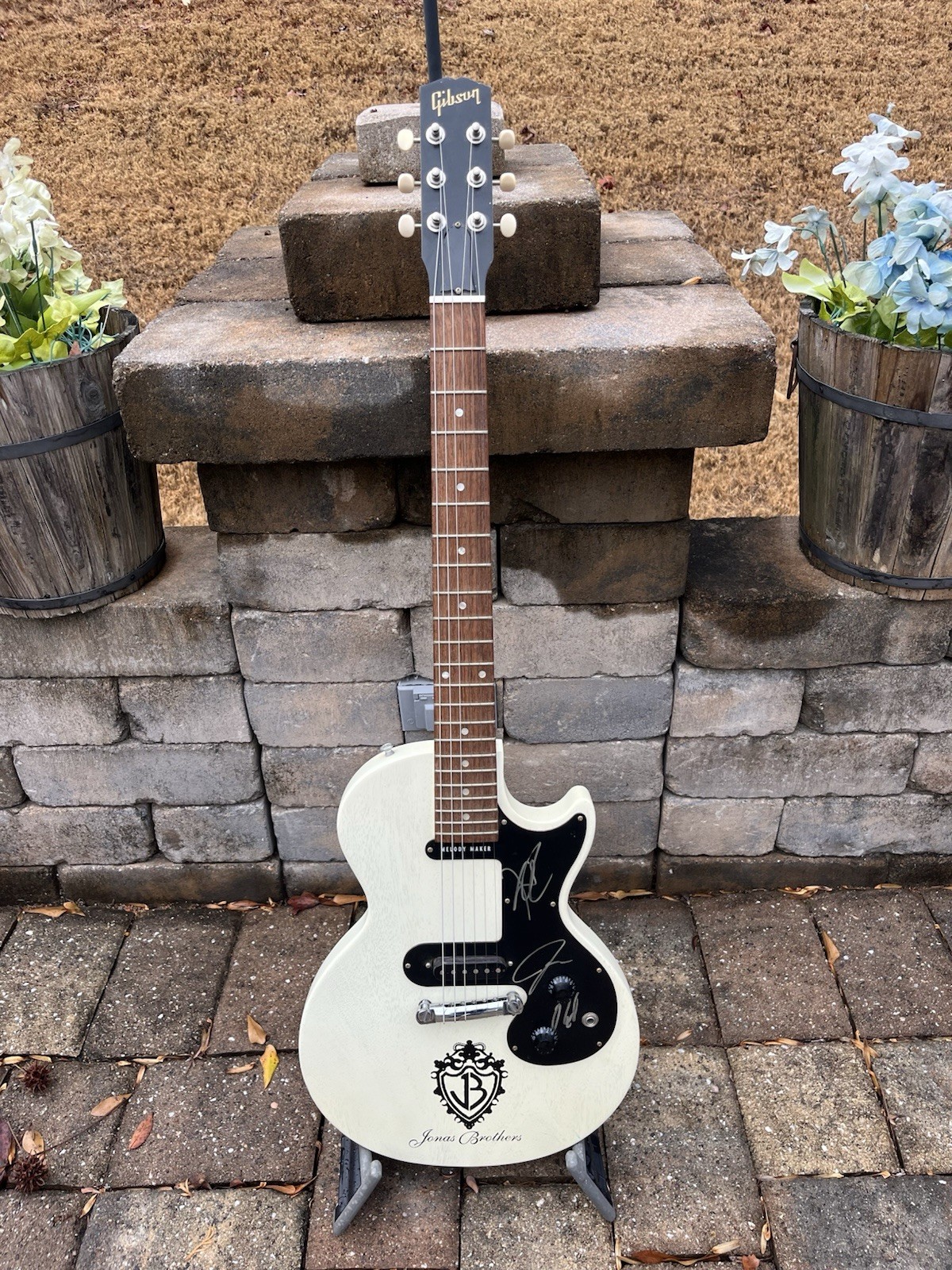 Rare Gibson Melody Maker Electric Guitar Jonas Brothers Limited Edition Rare Gibson Melody Maker Electric Guitar Jonas Brothers Limited Edition