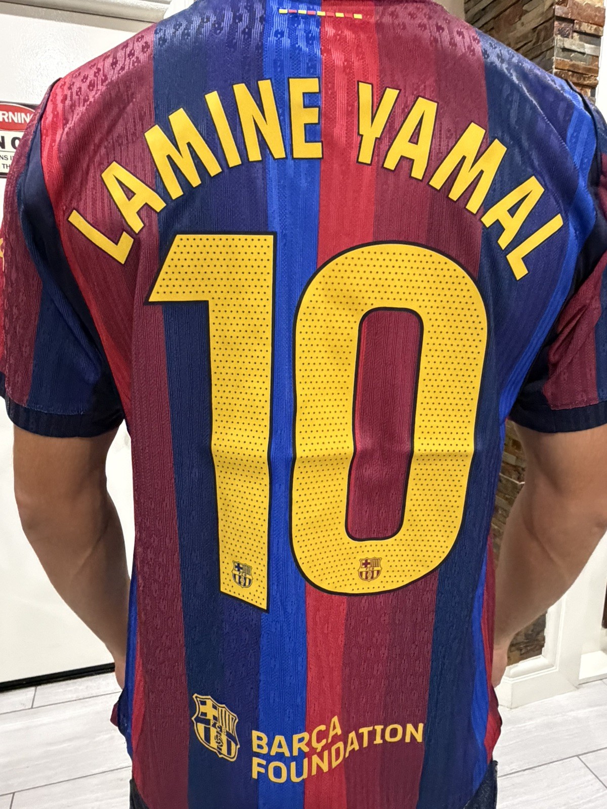 FC Barcelona Lamine Yamal #10 home Jersey Size Medium Mens Soccer 