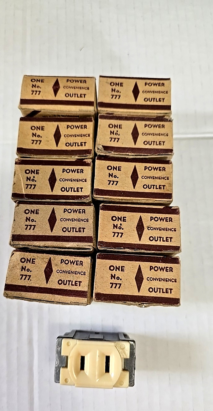 Vintage Leviton #777 Kwikchange Single Brown Bakelite Receptacle Outlets  NOS