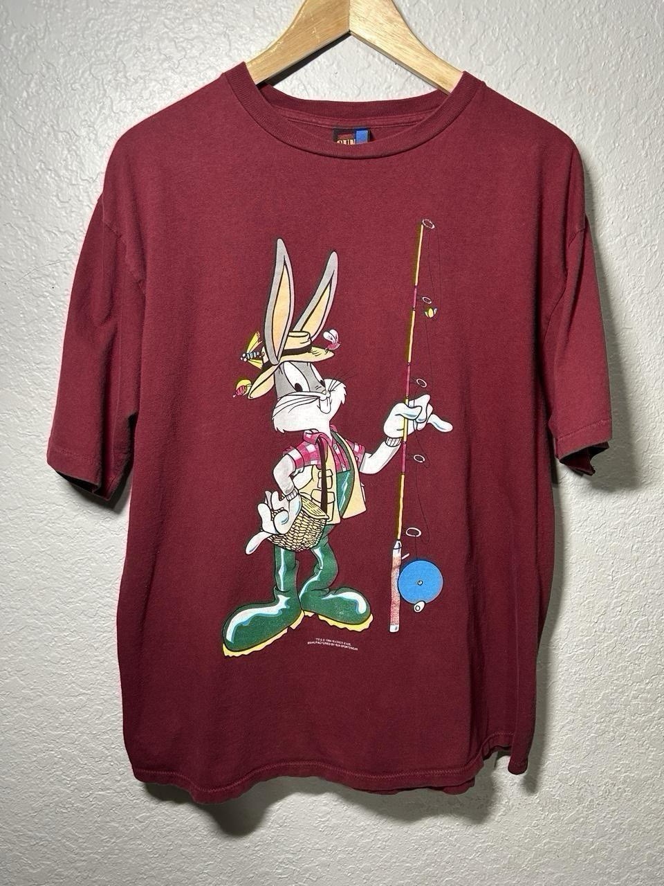 Vintage 1990’s Bugs Bunny Fishing Looney Tunes burgundy T-Shirt Size (Large) Vintage 1990’s Bugs Bunny Fishing Looney Tunes burgundy T-Shirt Size (Large)