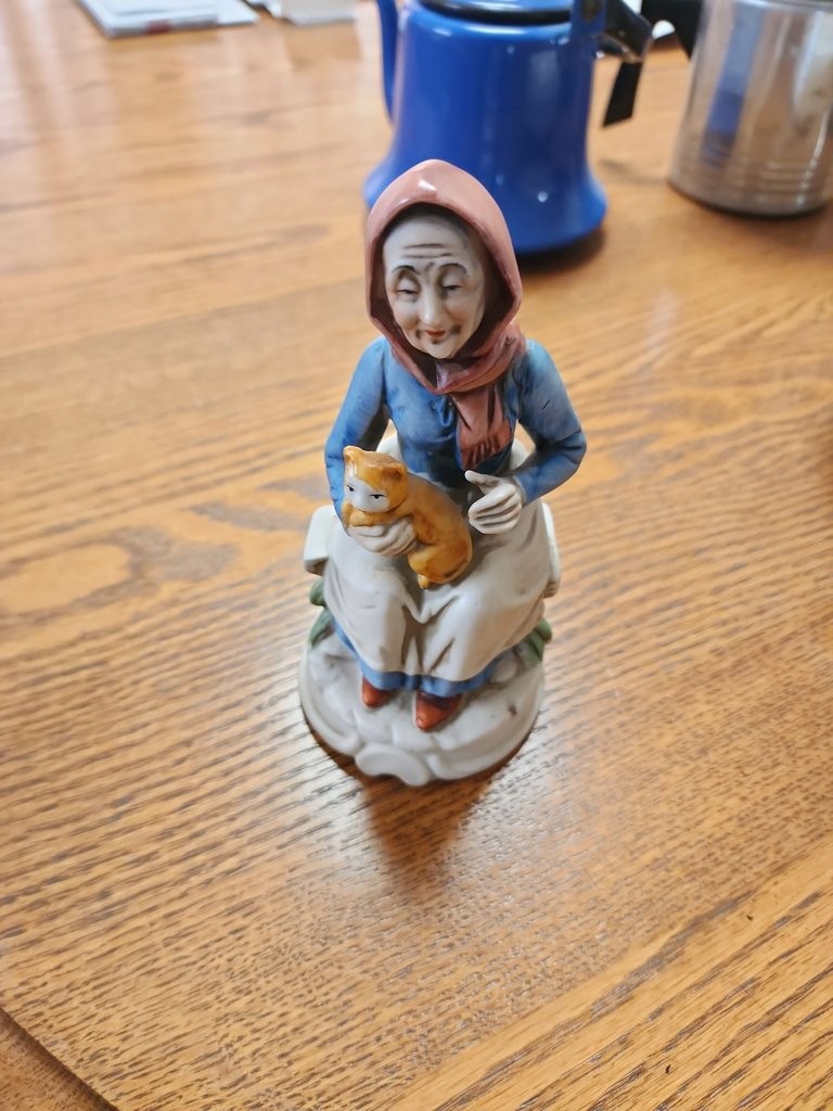 Vintage Porcelain Figurine of Elderly Woman with Cat Vintage Porcelain Figurine of Elderly Woman with Cat