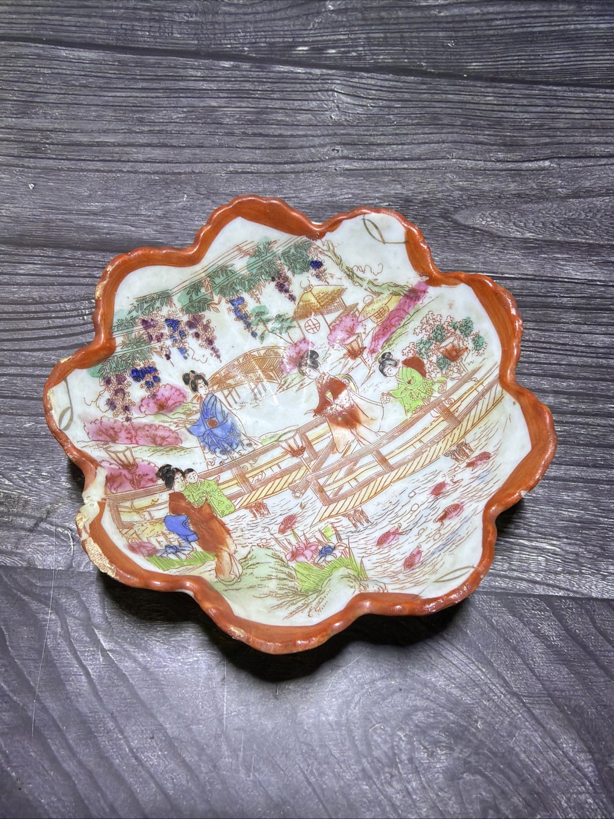 Antique Japanese Kutani Porcelain Geisha Scalloped Bowl 5.5\